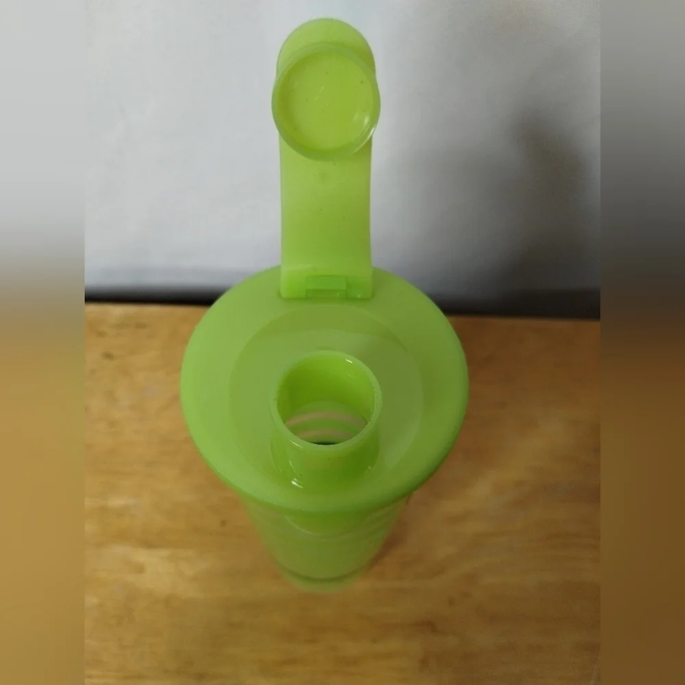 New green Tupperware 16 oz nautical seahorse tumbler with lid